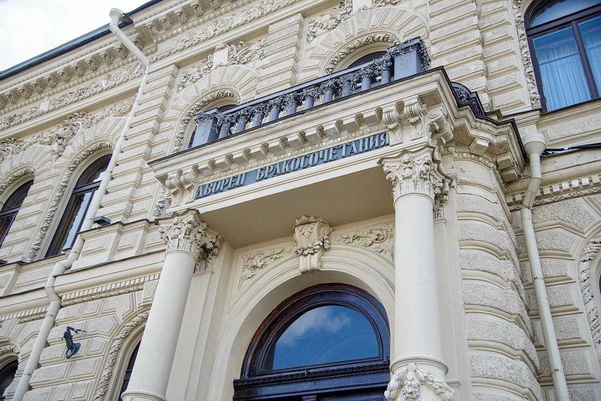 ЗАГС (<a href="https://yandex.ru/navi/org/dvorets_brakosochetaniya_1/1311913400?si=jcxh3fr463x5p7u5ekttb5g5tm" target="_blank" title="Посмотрите где это на Яндекс.Картах" style="color: #DB7093;">Английская набережная, 28</a>)